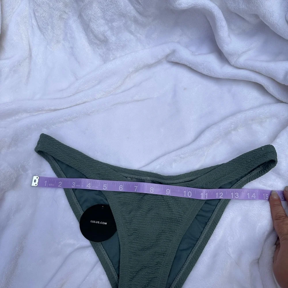 NWT Lulu’s bikini bottoms in gray/green.  Size Large.‎
